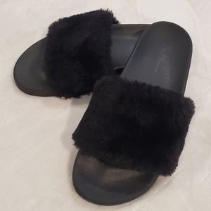 Slides Women's Black Fuzzy Size 9 EUC